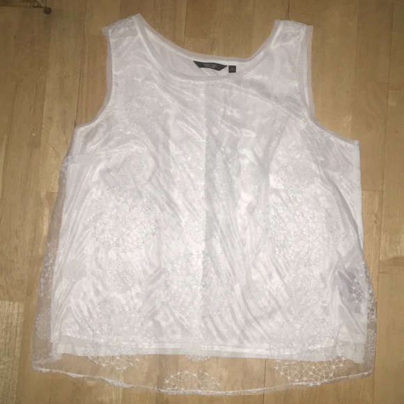 2/$15🦋 Vera Wang tank w/ sheer over layer. - Picture 1 of 3
